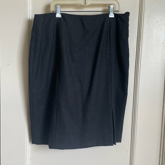 Jones New York Dark Gray Short Pencil Skirt with Side Slit - size 12 - Picture 4 of 6